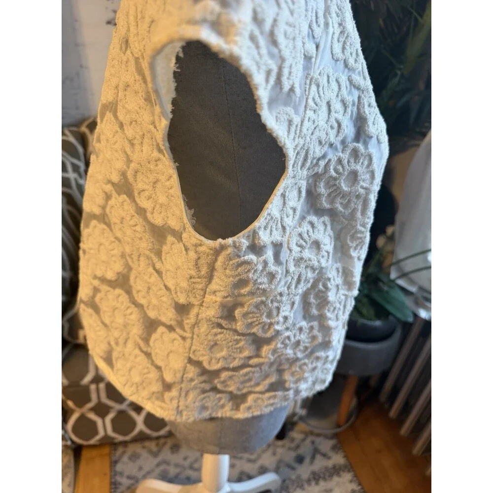 CHANEL Cotton Flocked Top  White Boucle Camelia C 2009 Jacket/Top. Size 40